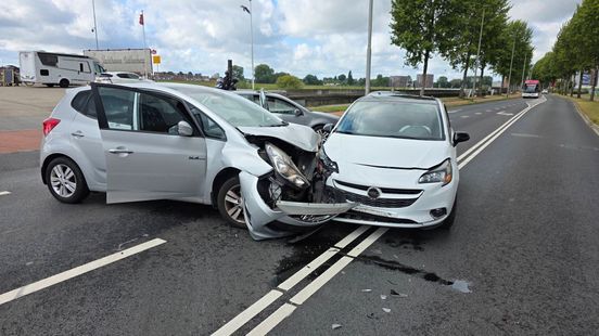 Auto beukt in andere auto