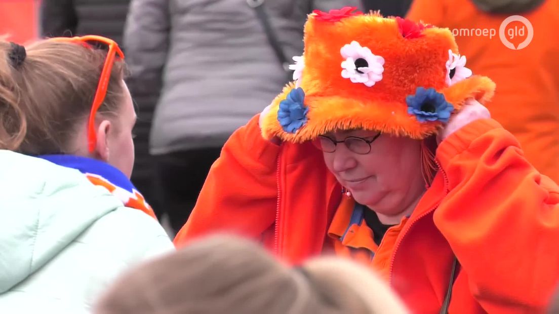 De sfeer was vrijdagavond uitstekend in en rond stadion GelreDome. De Oranje Leeuwinnen speelden vrijdagavond in Arnhem een oefenwedstrijd tegen Mexico en wonnen met 2-0. Het stadion was zo goed als volledig uitverkocht, wat betekende dat ruim 25.000 kaarten van de hand waren gegaan.