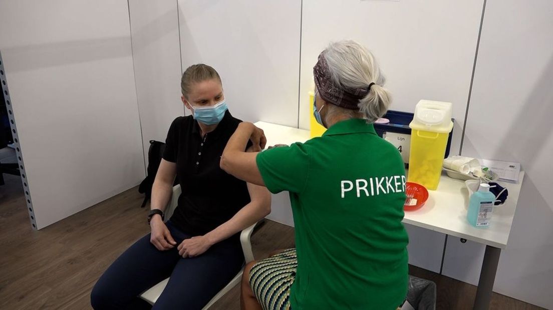 Sylwia Zbikowska krijgt haar covidvaccinatie op de priklocatie in Tiel.