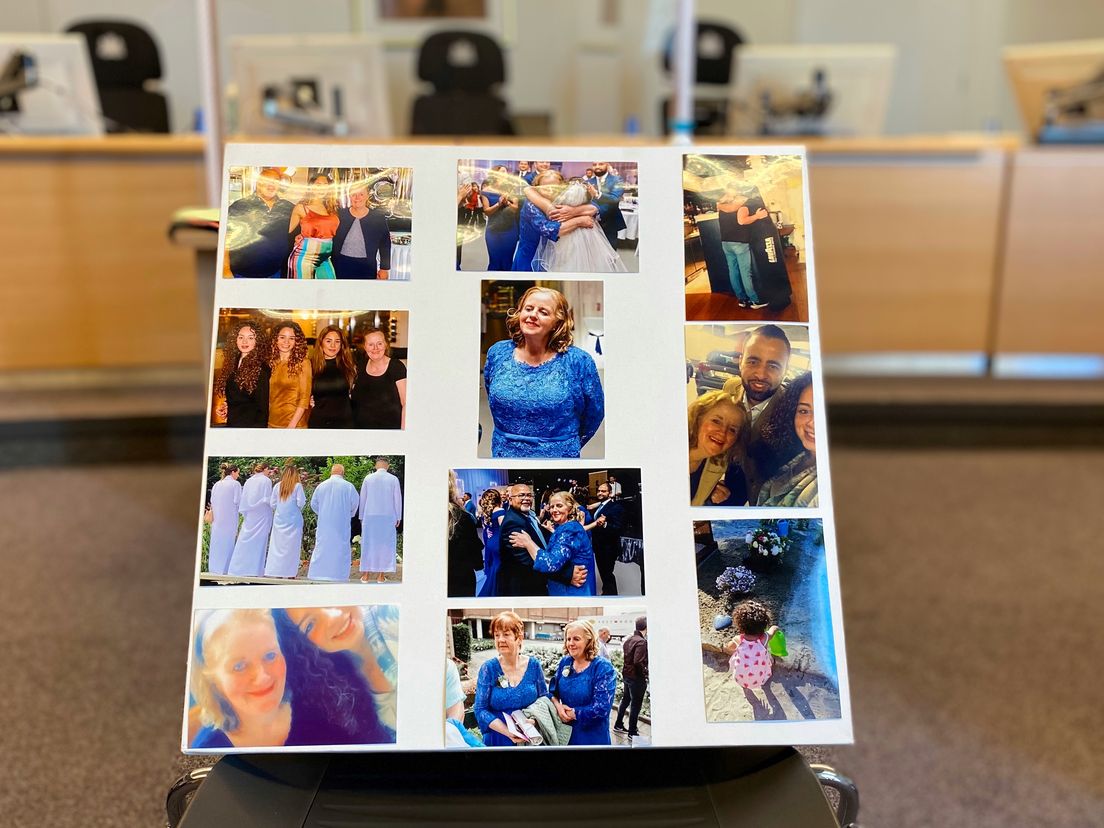 De kinderen van het slachtoffer namen een fotocollage van hun moeder mee in de rechtszaal