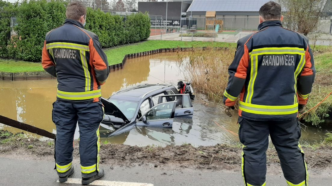 De peperdure BMW X7 belandde in deze sloot