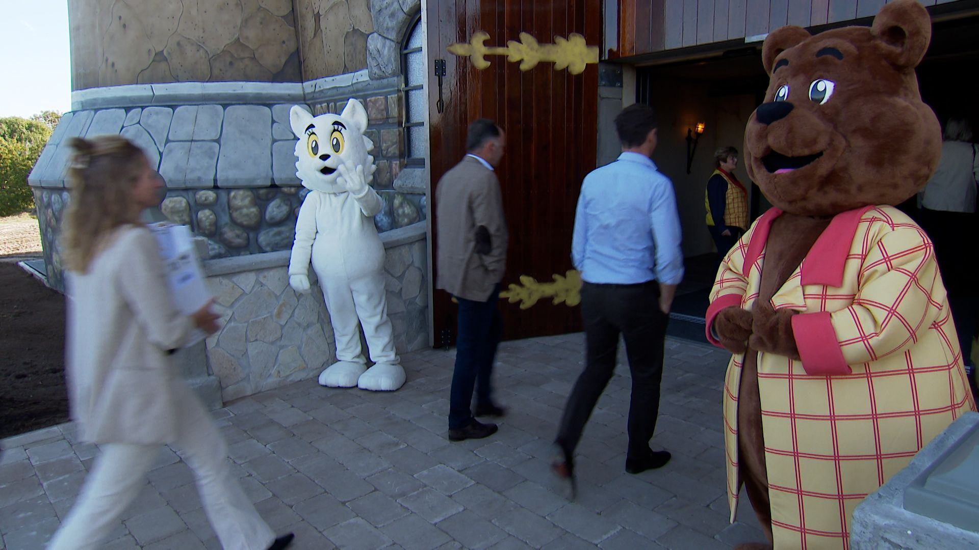 Tom Poes en heer Bommel bij de ingang van het nieuwe attractiepark in Groenlo