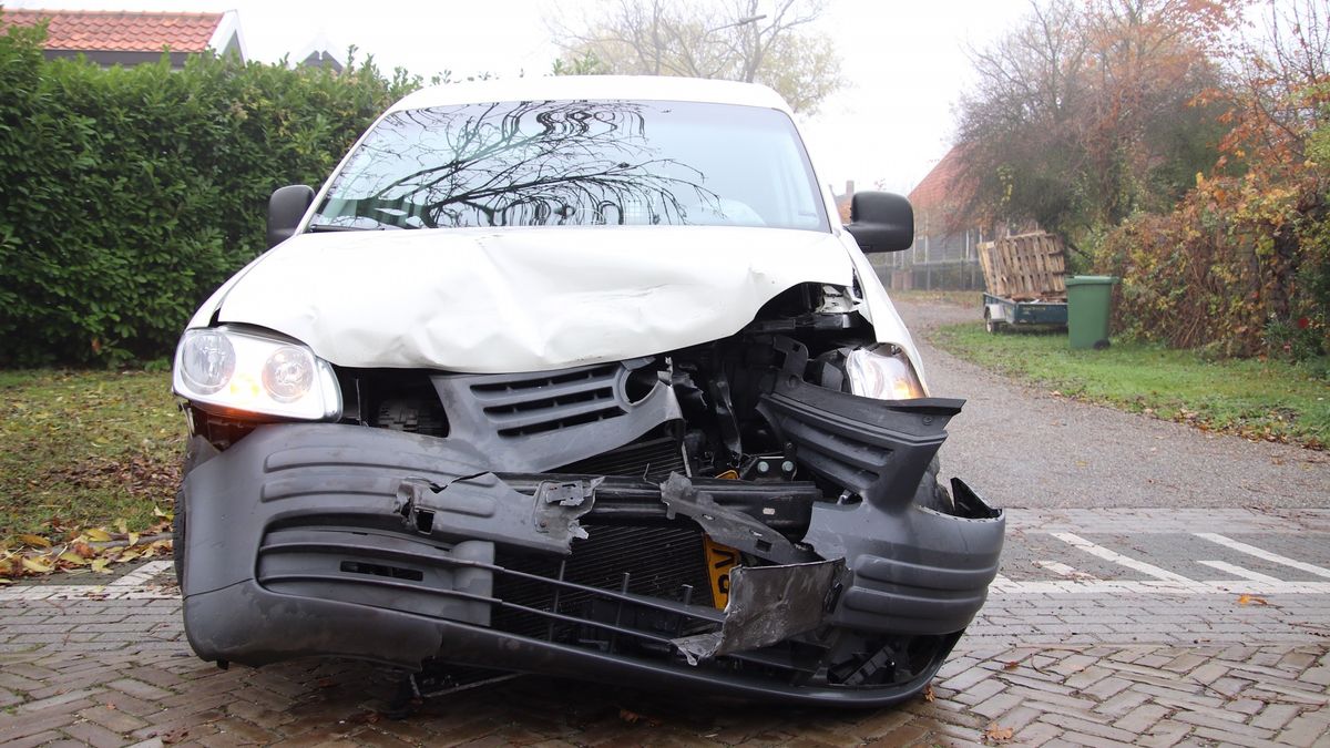 Bestelauto gemeente betrokken bij ongeluk Driewegen