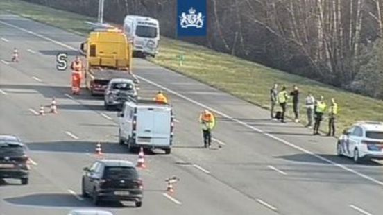 Lange file op A2 bij Maarssen na ongeluk: veel vertraging. Lange file op A2 bij Maarssen na ongeluk: veel vertraging.