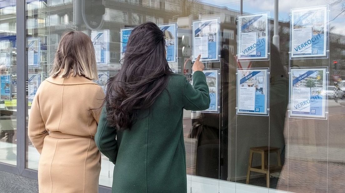 Jonge vrouwen bekijken te koop staande woningen