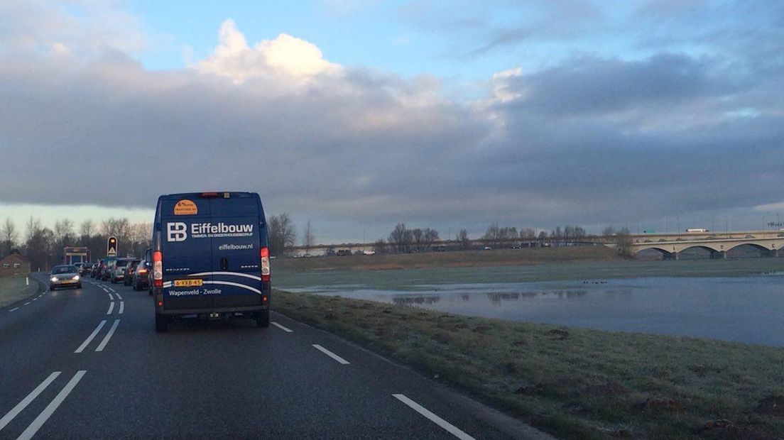 Sluipverkeer richting Zwolle staat vast aan Gelderse kant van de Ijssel