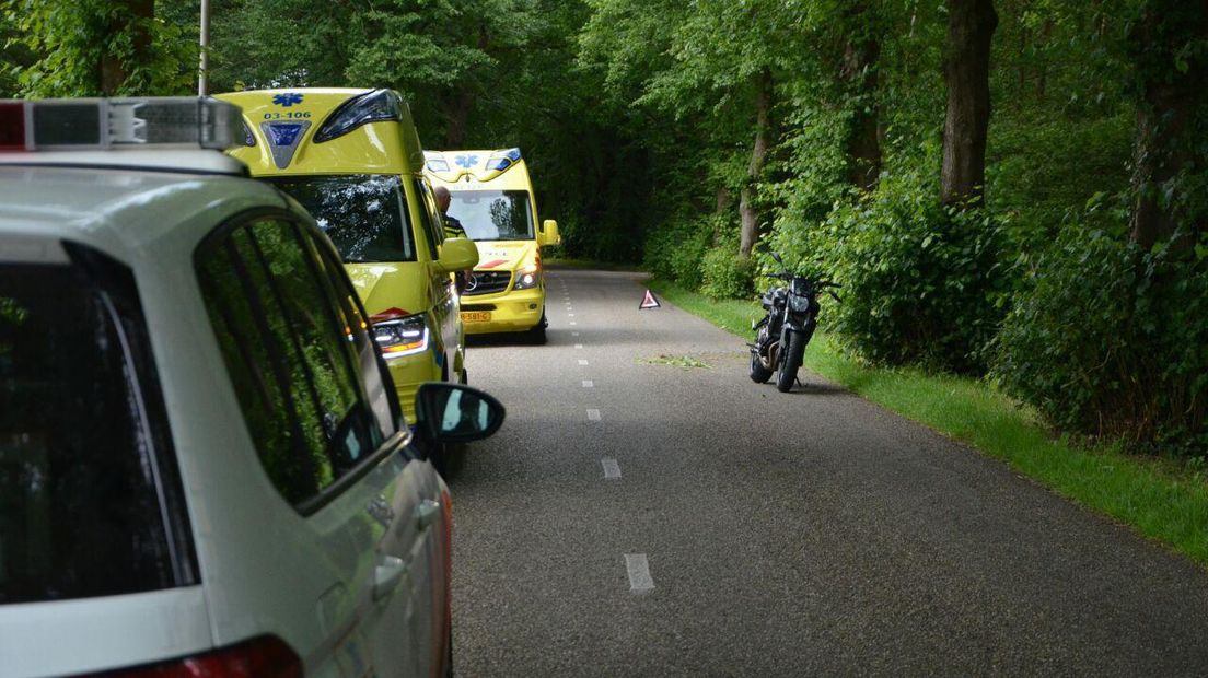De motorrijders zijn naar het ziekenhuis gebracht (Rechten: Van Oost Media)