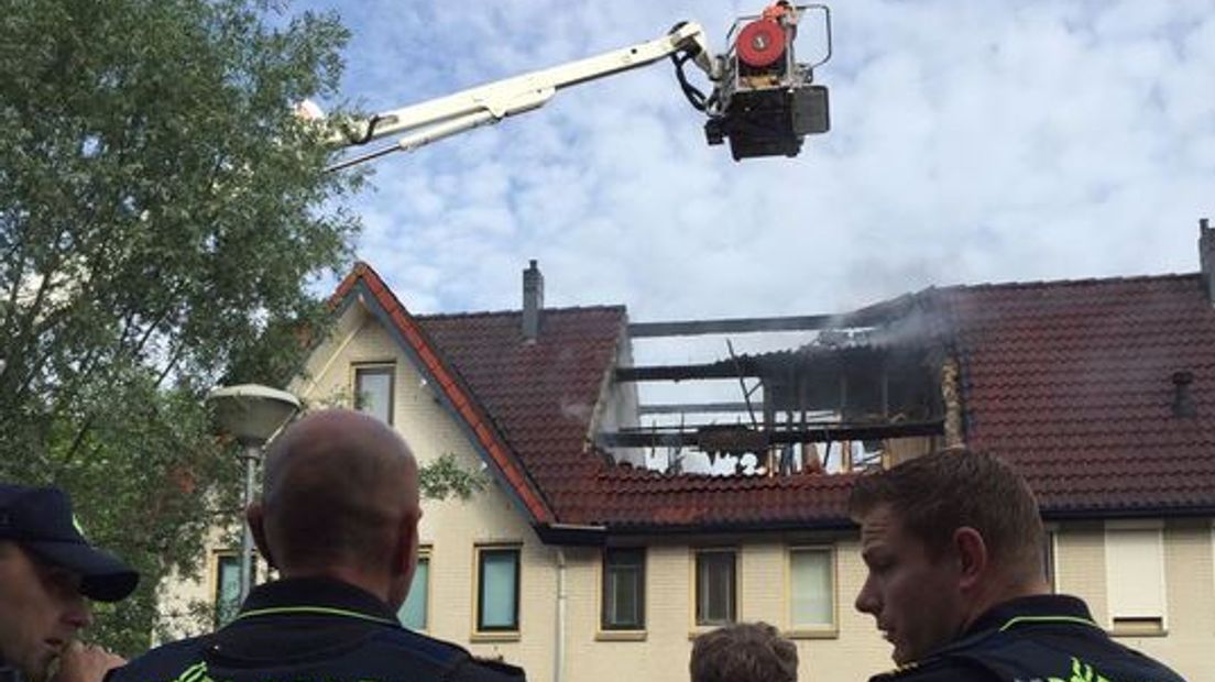 In een woning aan de Bloementuin in Zutphen woedde maandagochtend een grote brand. De vlammen kwamen uit het dak en de brandweer werkte met man en macht om de brand onder controle te krijgen. Inmiddels is de brand geblust.