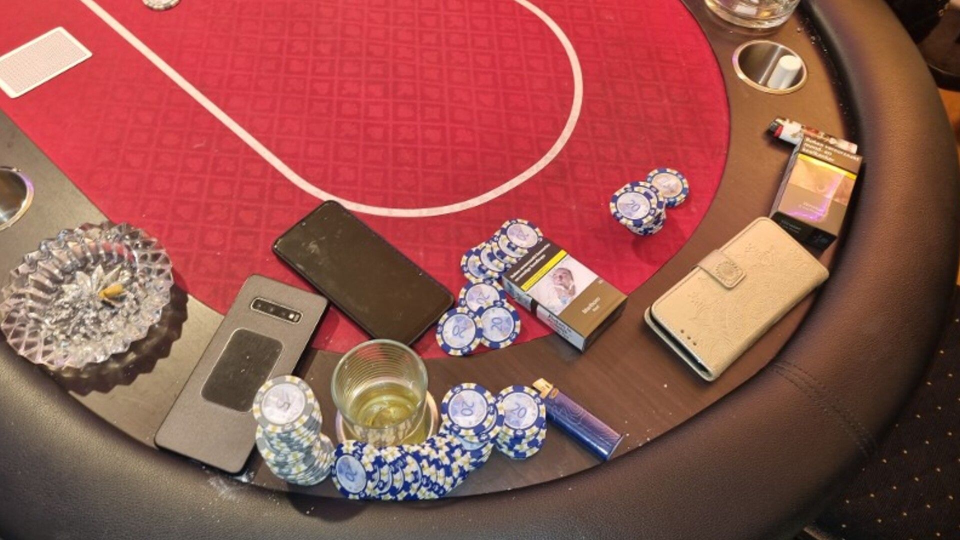 Politie Rolt Illegaal Pokertoernooi Op In Vlissingen 4 000 Euro Cash   Fc1c2c44 B727 3487 A4f9 A767558fbd11 