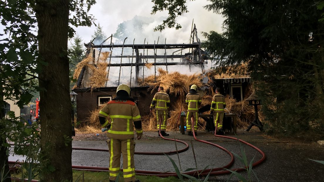 De brandweer is zondag groots uitgerukt voor een uitslaande woningbrand in Klarenbeek. In het dorp ten oosten van Apeldoorn vatte een vrijstaand huis met een rieten dak vlam.