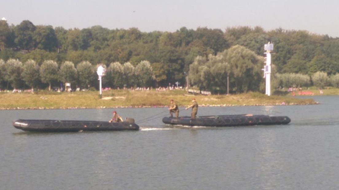 Zo'n 50 bootjes bootsten donderdagmiddag de oversteek over de Rijn bij Driel na die in september 1944 plaatsvond tijdens Operatie Market Garden.De
Koninklijke Landmacht en de Liberation Task Force waren betrokken bij
de oversteek.