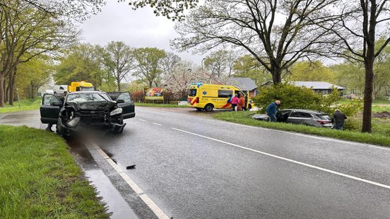 Automobiliste gewond bij aanrijding Hellendoorn, Ommerweg afgesloten. Automobiliste gewond bij aanrijding Hellendoorn, Ommerweg afgesloten.