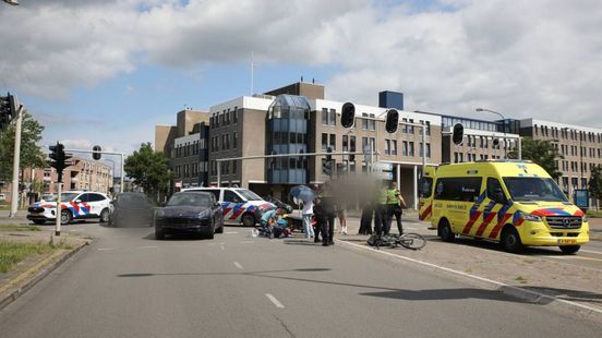 Botsing tussen fietser en auto in Apeldoorn