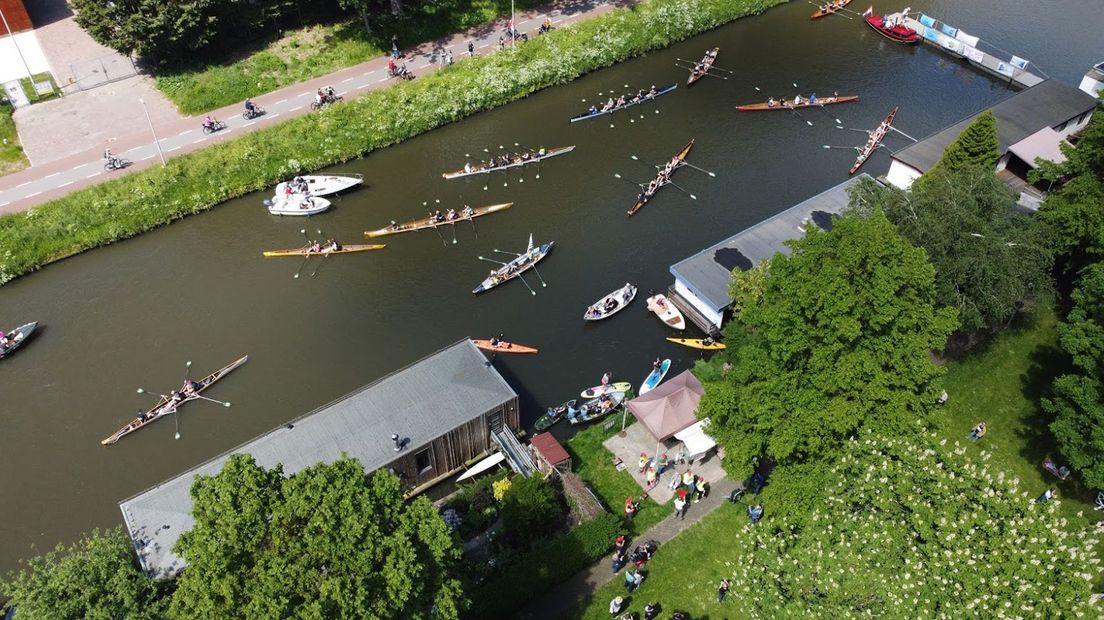 Leden van de roeiverenigingen op het Merwedekanaal