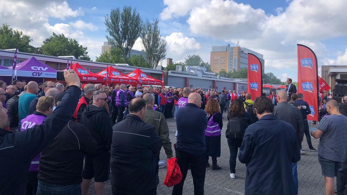 Algemeen directeur van HTM Jaap Bierman spreekt het stakend personeel toe