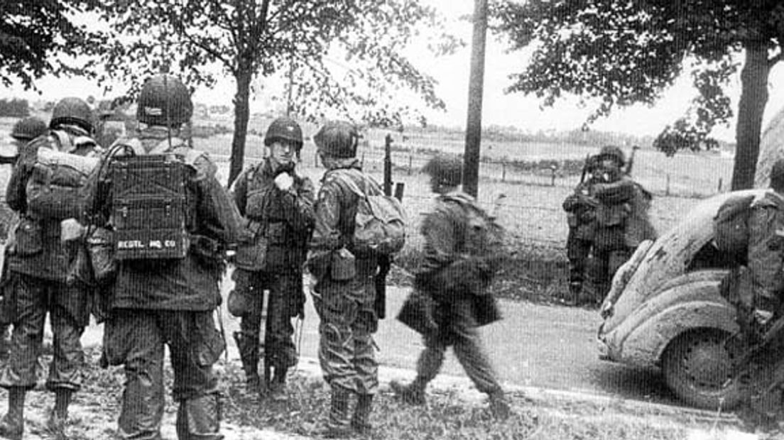 17 september 1944: Amerikaanse para's langs de Nieuweweg in Groesbeek - publiek domein