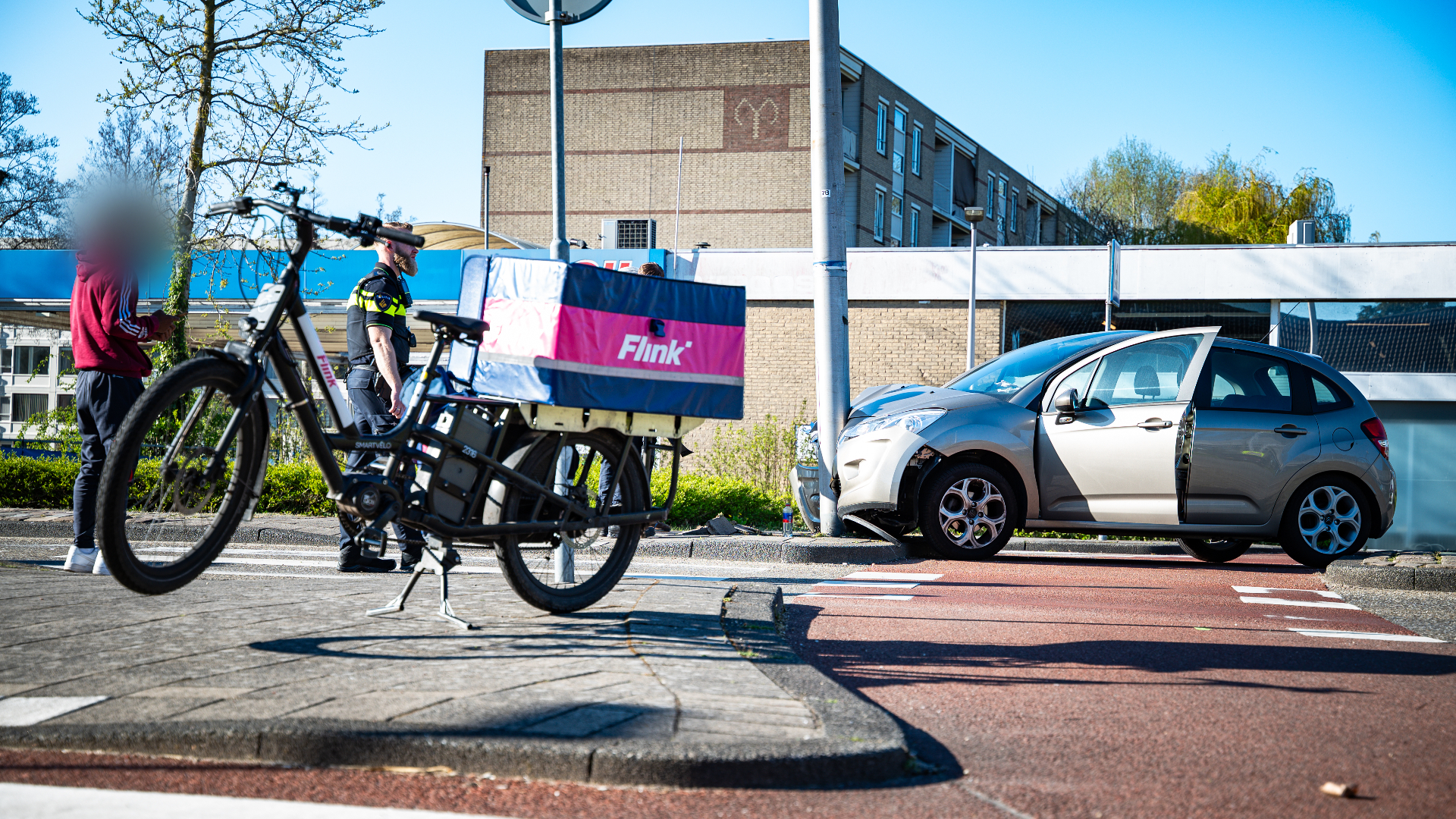 De fietser is nagekeken door ambulancepersoneel.