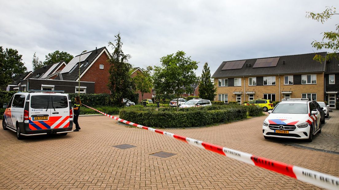 De politie is met meerdere wagens in Eerbeek aanwezig.