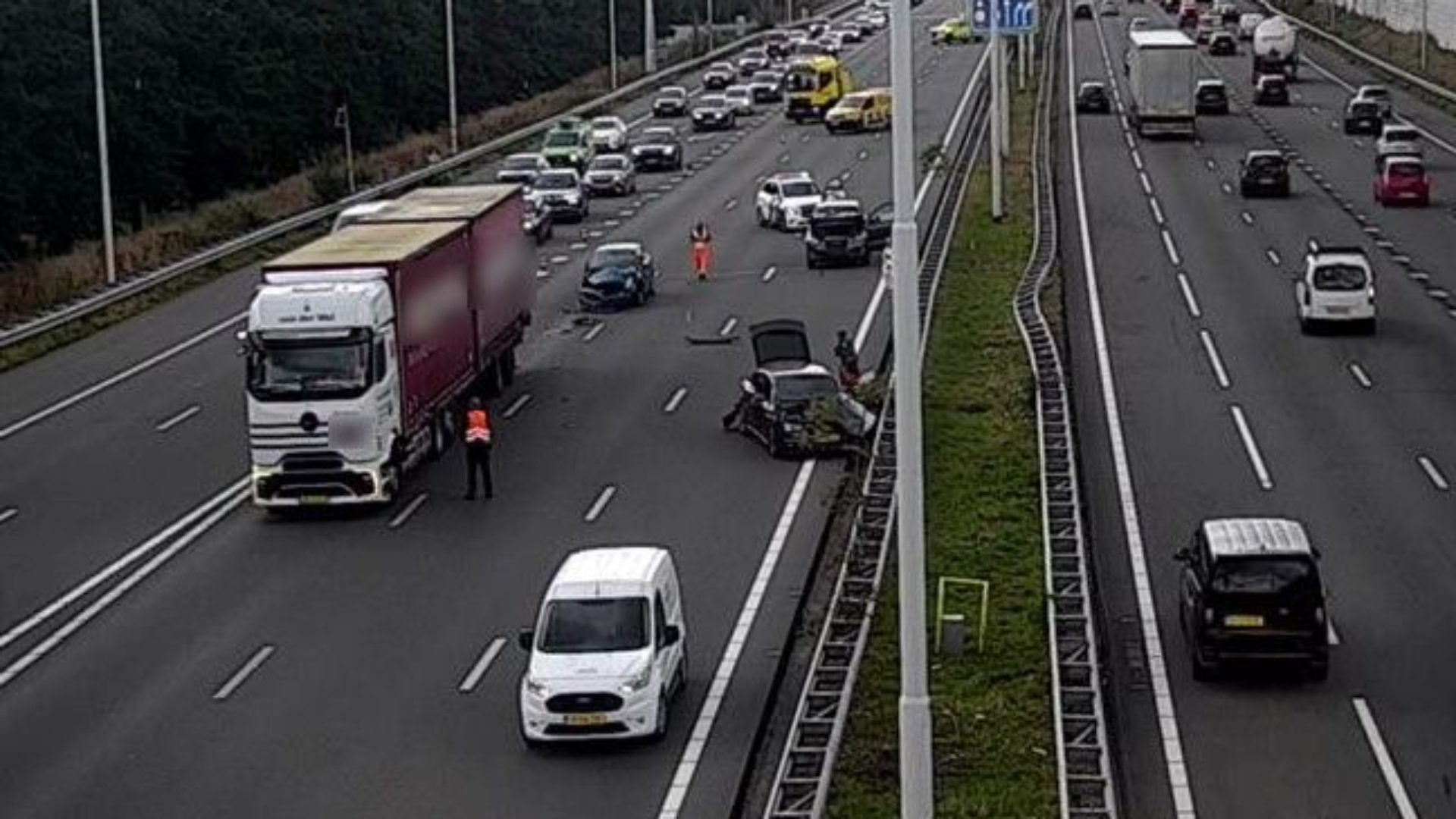 Op beelden is te zien dat er veel brokstukken op de weg liggen.