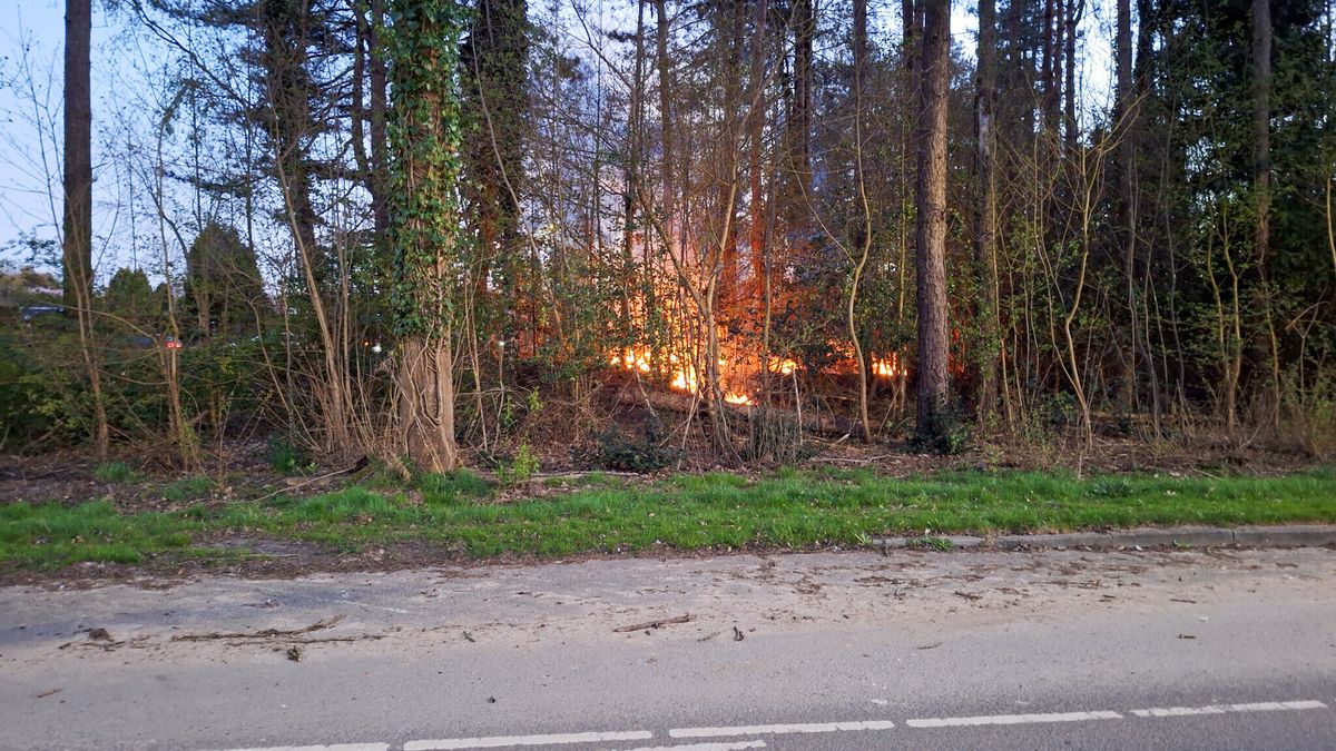 Brandweer Emmen rukt uit voor meerdere buitenbranden in wijk Emmerhout