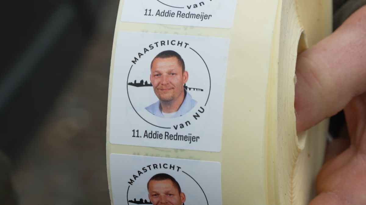 Kandidaat-raadslid uit Maastricht deelt broden uit met stickers van hemzelf en zijn partij