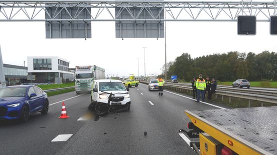Bestelbus rijdt tegen vrachtwagen en raakt gewond aan hand