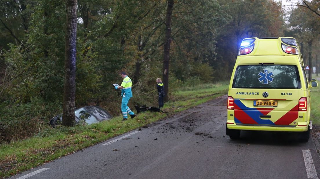 Ambulance en politie ter plaatse (Rechten: Van Oost Media)