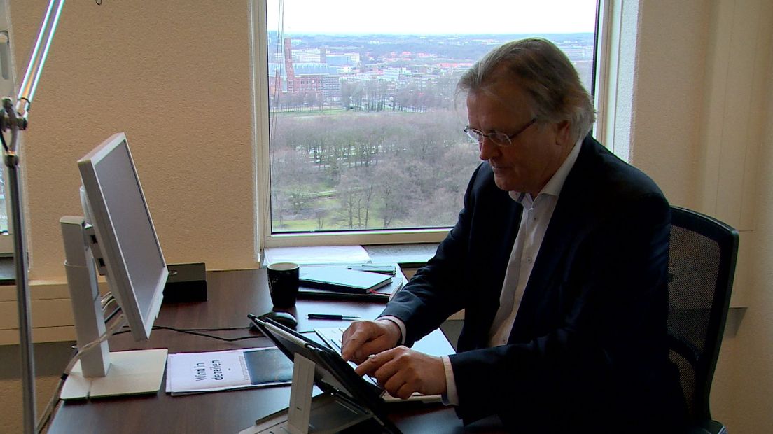 Uitvoeringsregisseur Siebe Riedstra op zijn kantoor in de Zürichtoren in Den Haag