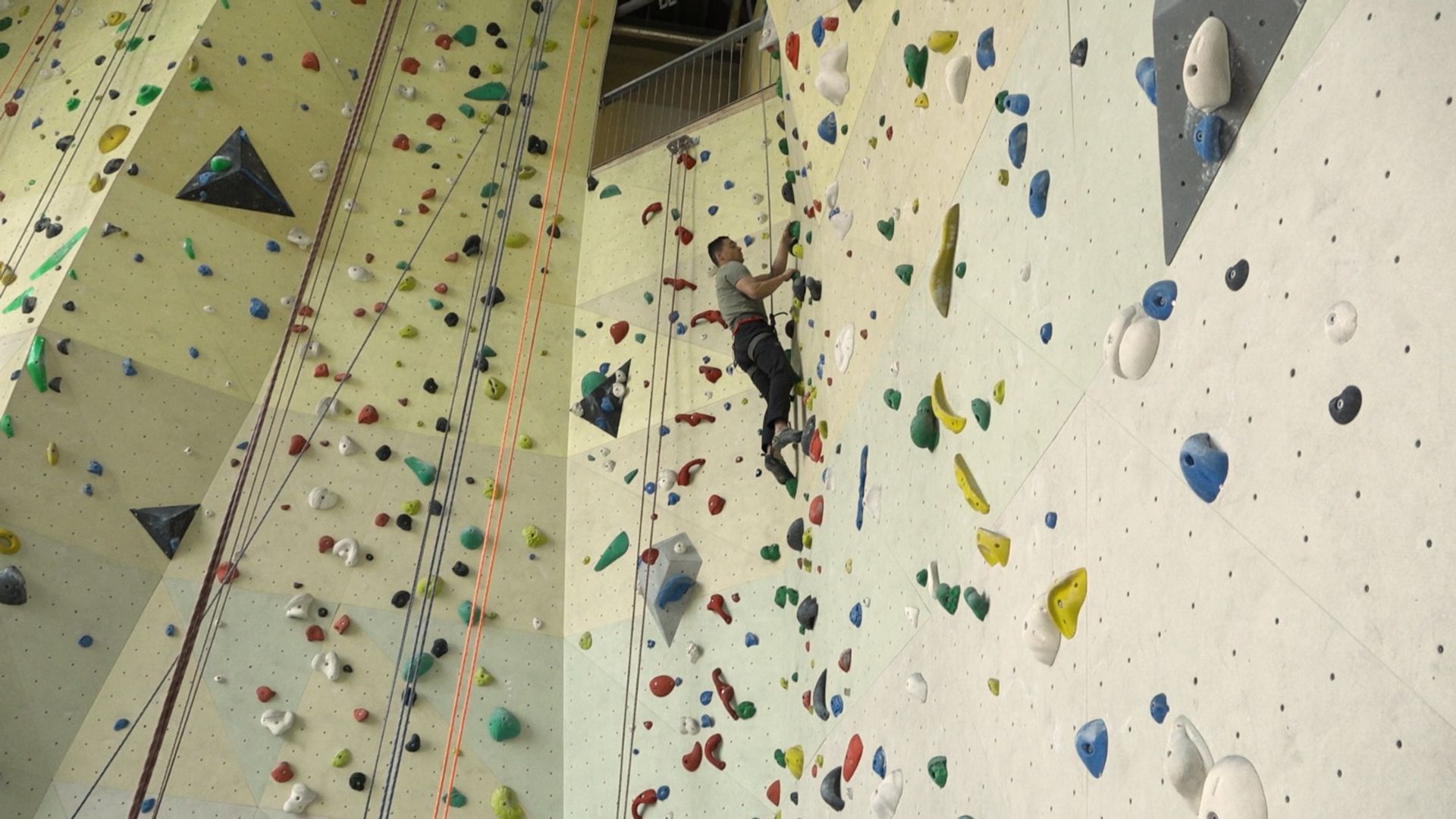 Joy Pieters in de klimhal in Dordrecht