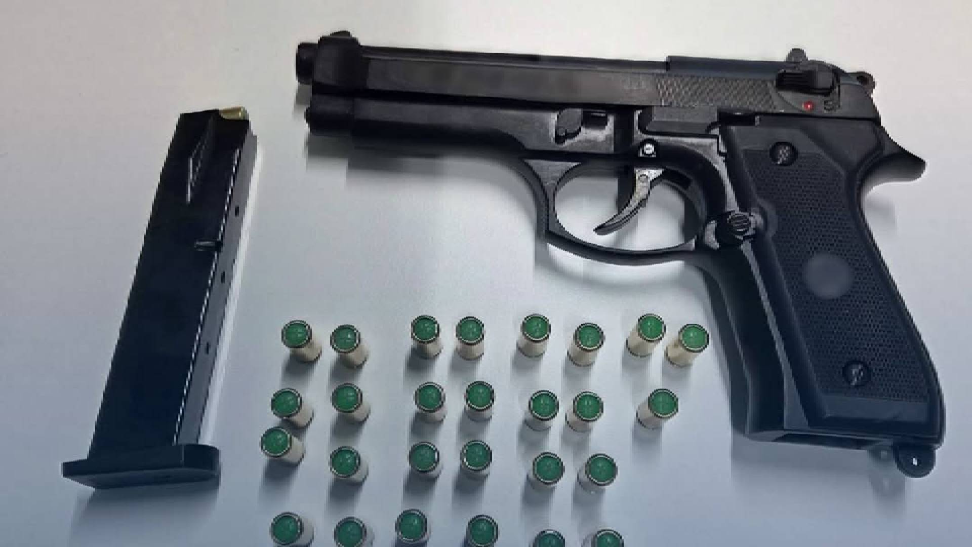 De politie trof een nep vuurwapen aan