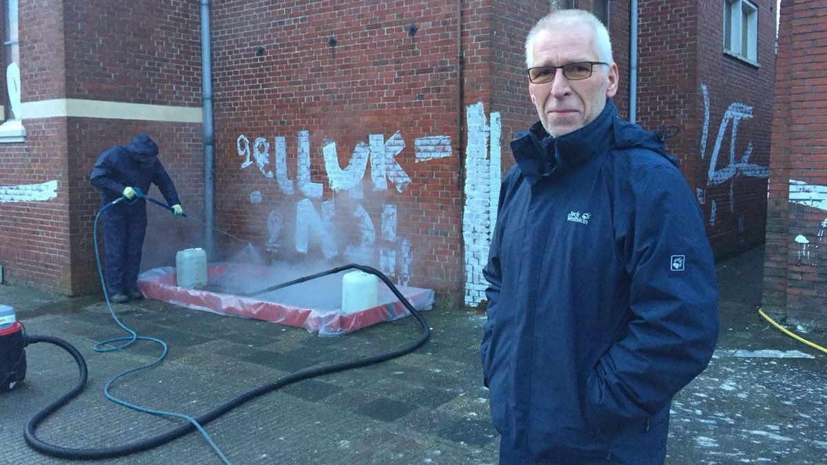 Schoonmaak bekladde kerk begonnen: 'Dit scheelt ons weer afkrabben'