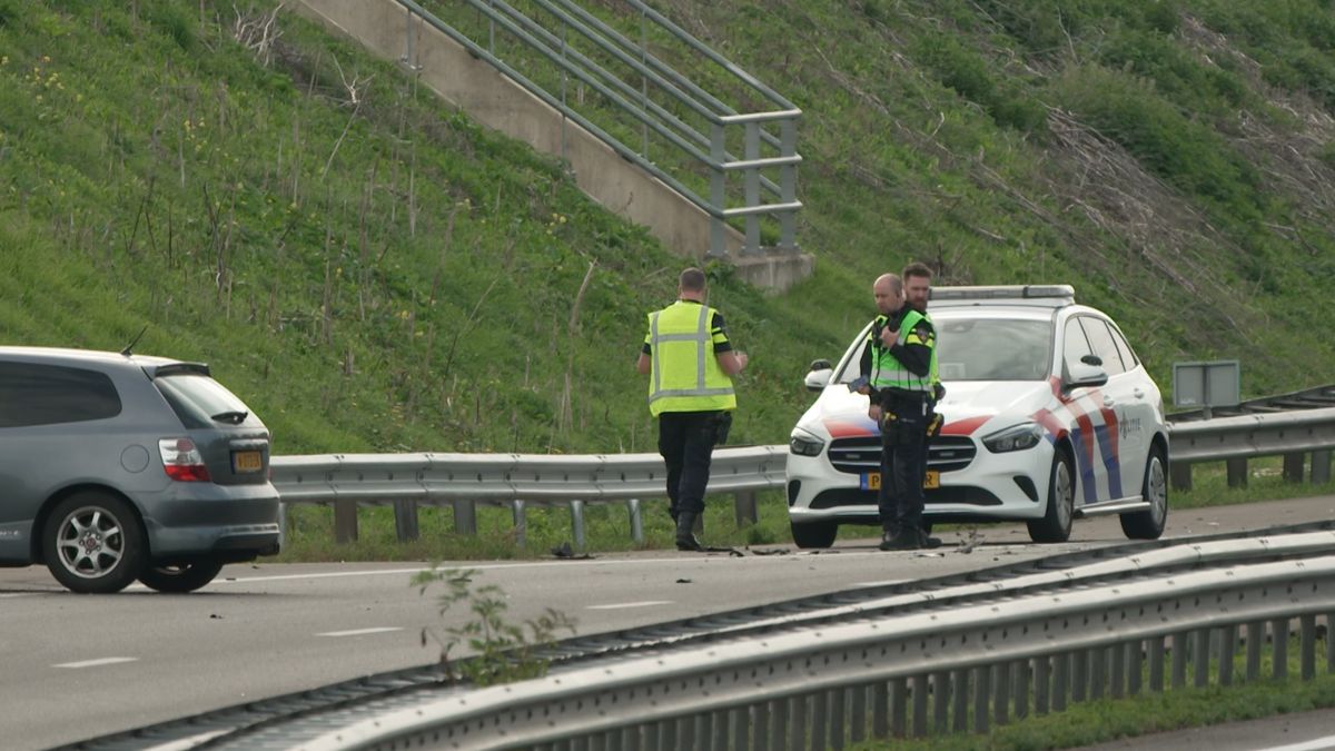 Dode na botsing op A76 bij Schinnen: snelweg blijft dicht