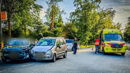 Weg afgesloten na botsing tussen twee auto’s