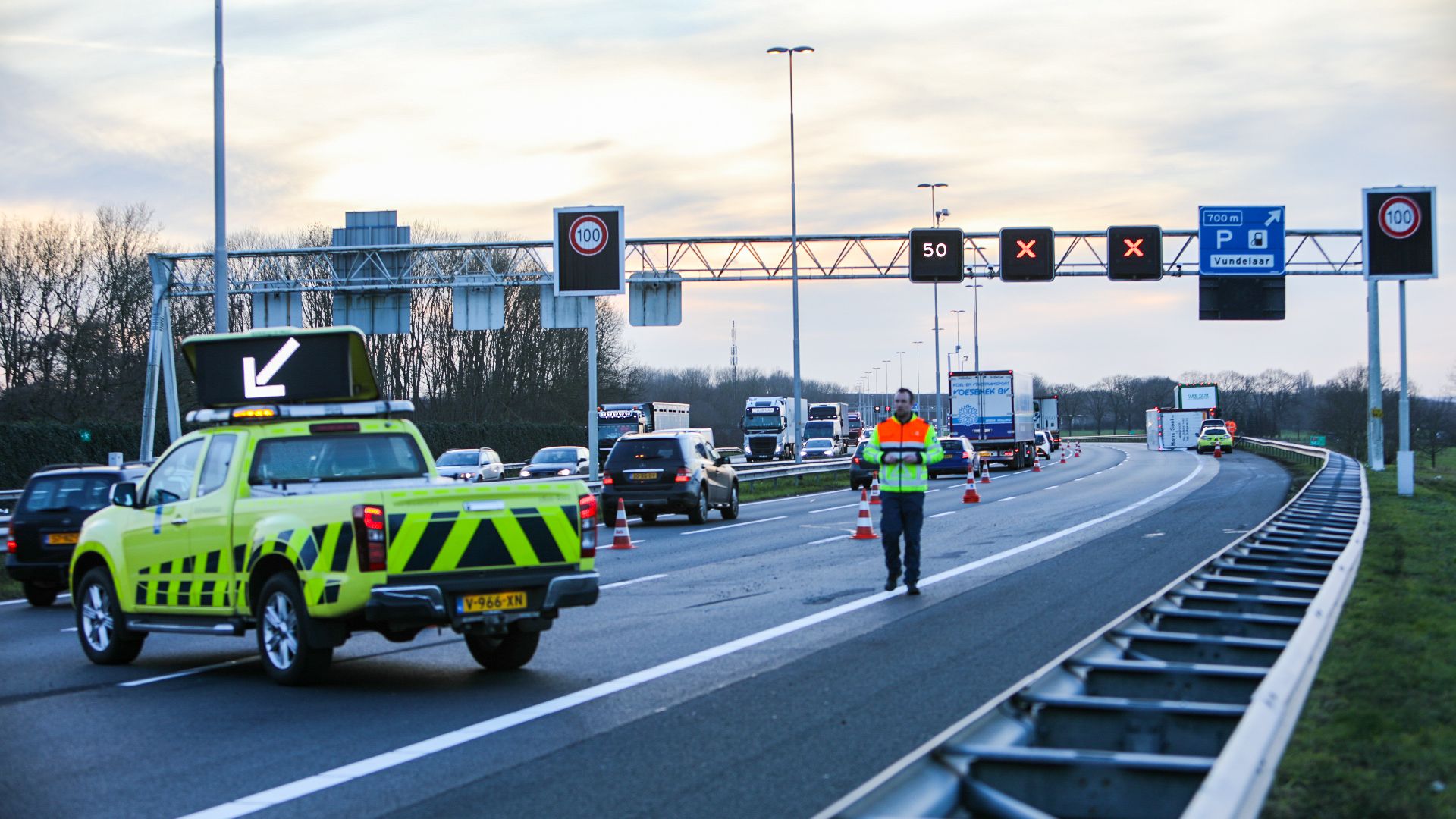 File Op A1 Bij Deventer Door Gekantelde Aanhanger Achter Vrachtwagen ...