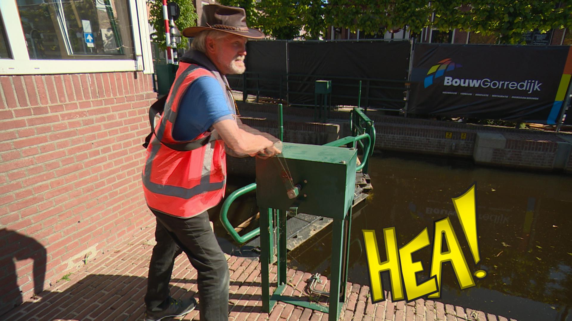Arie, de slûswachter op de scooter