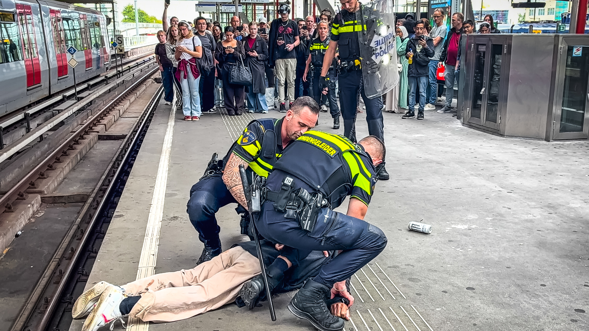 Op beelden is te zien dat de confrontatie tussen de man en de politie veel bekijks trok.