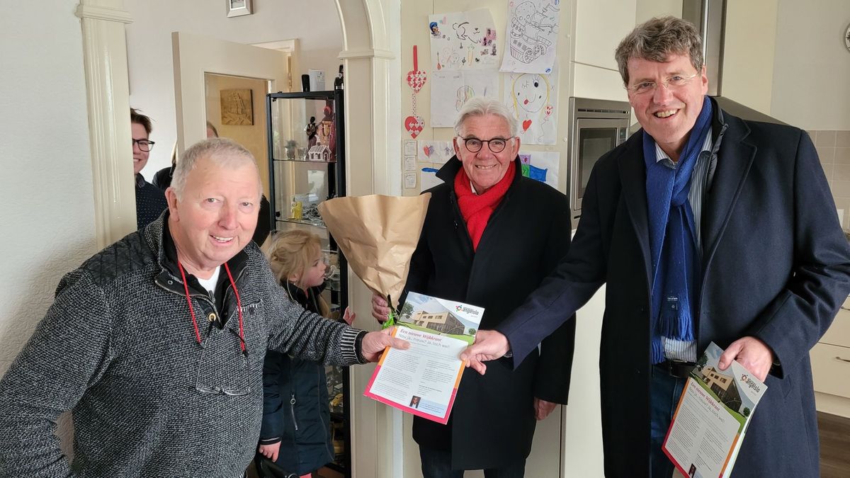 Burgemeester speelt voor krantenjongen bij herintroductie wijkkrant Angelslo