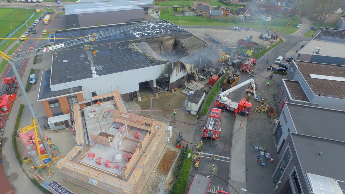 De grote uitslaande brand op het industrieterrein in Kootwijkerbroek heeft in ieder geval de Royal Dump in de as gelegd. Dat is een bedrijf waar legerkleding en -accessoires voor onder meer paintball worden verkocht.