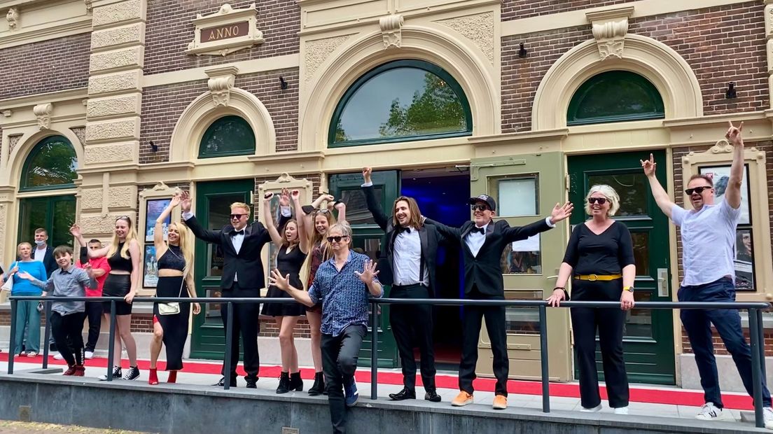 De cast en crew van CODE Kampen komen in stijl aan op de première.