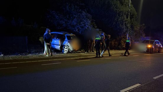 Jonge bestuurder rijdt tuin in met geleende auto van grootouders