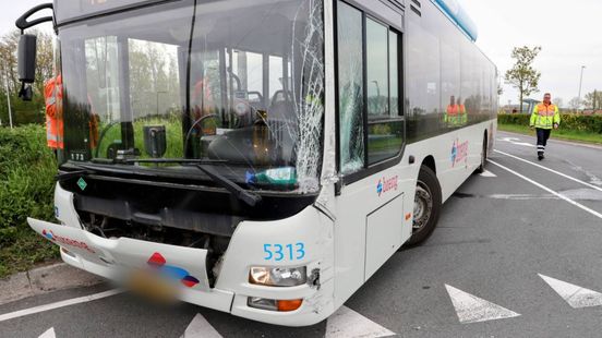 Ongeluk met lijnbus • bestelbus in vlammen op