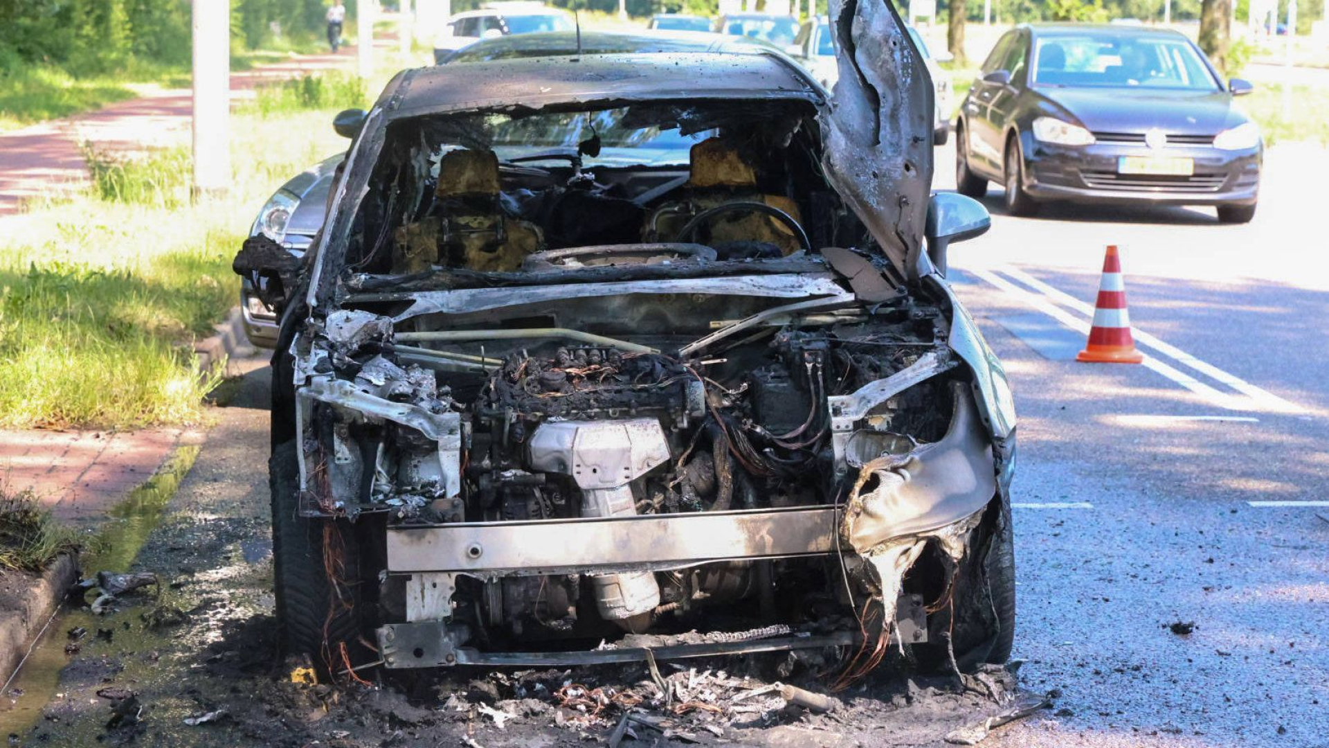 Auto vat vlam tijdens rijden • overleden persoon gevonden