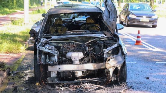 Auto vliegt in brand tijdens het rijden