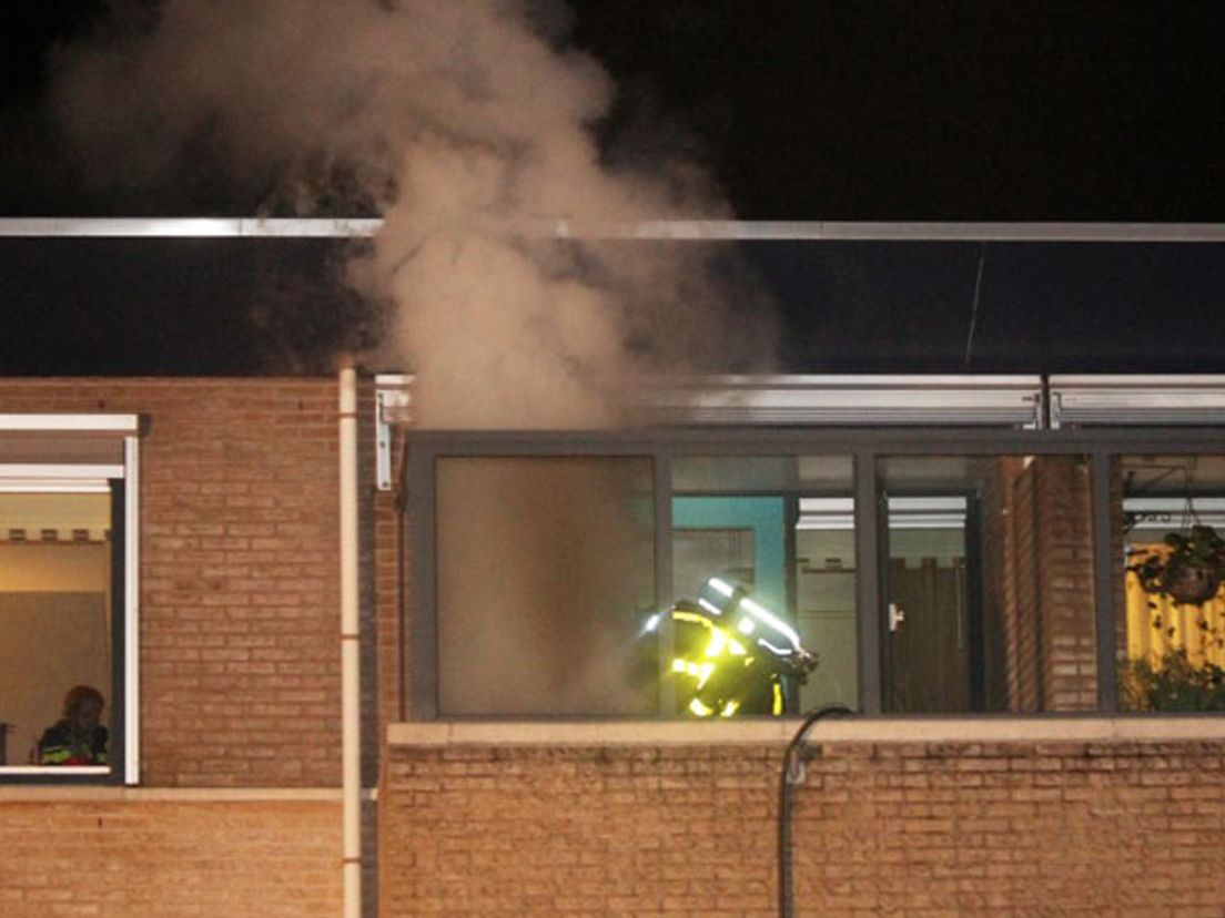 Brandweer op balkon na brandje