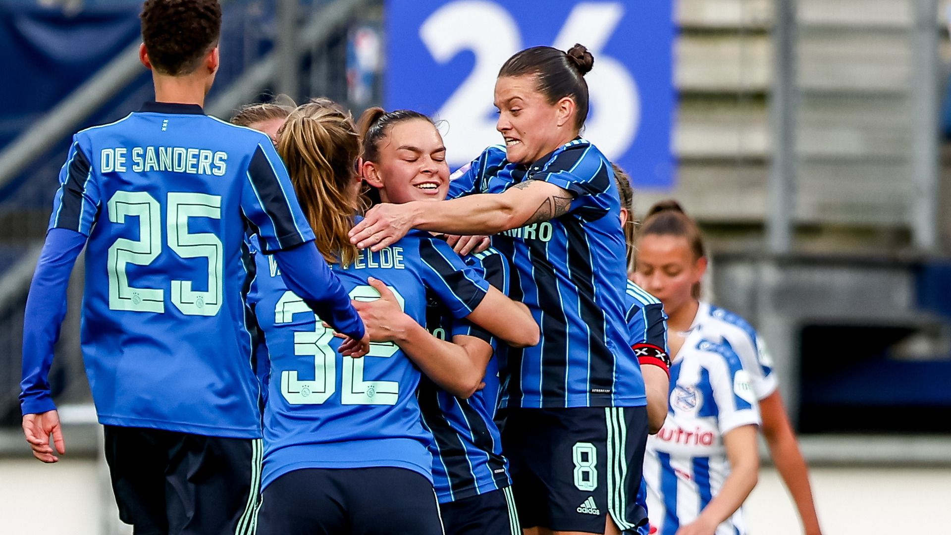 Ajax fiert de 0-1, Hearrenfean baalt