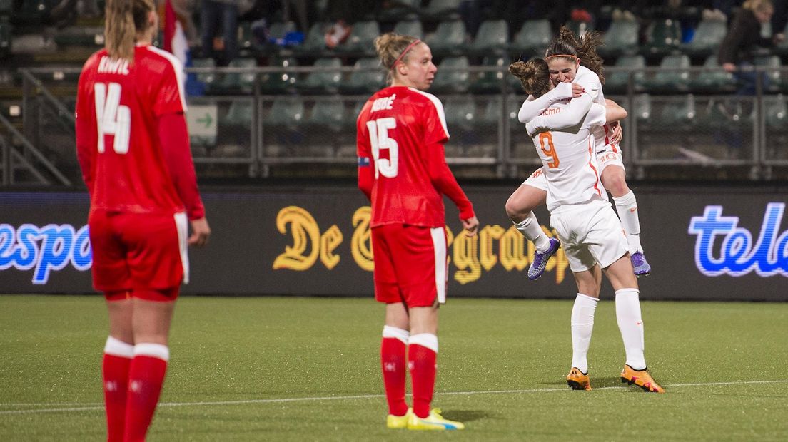 Feest na de 1-1 van Miedema