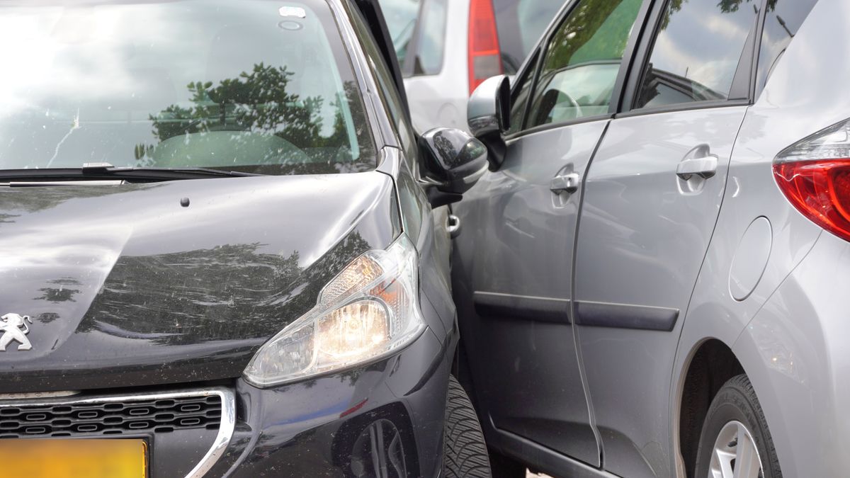 Blikschade bij aanrijding tussen twee auto's in Meppel
