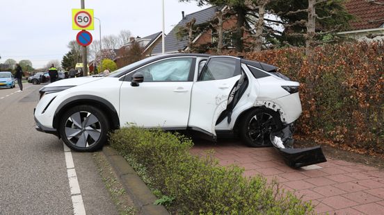 Twee autos beschadigd bij ongeval Groene Woud Middelburg. Twee autos beschadigd bij ongeval Groene Woud Middelburg.
