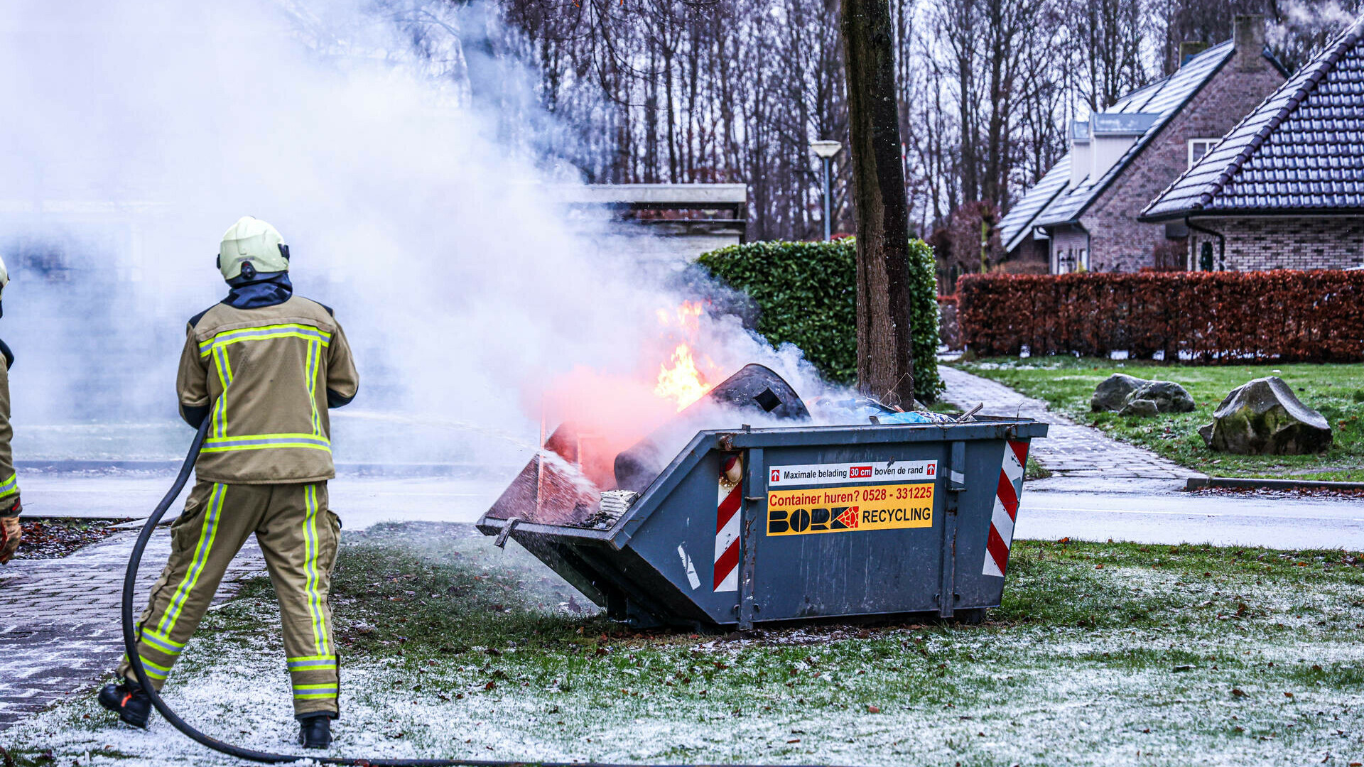 Afvalcontainer vliegt in brand in Klazienaveen