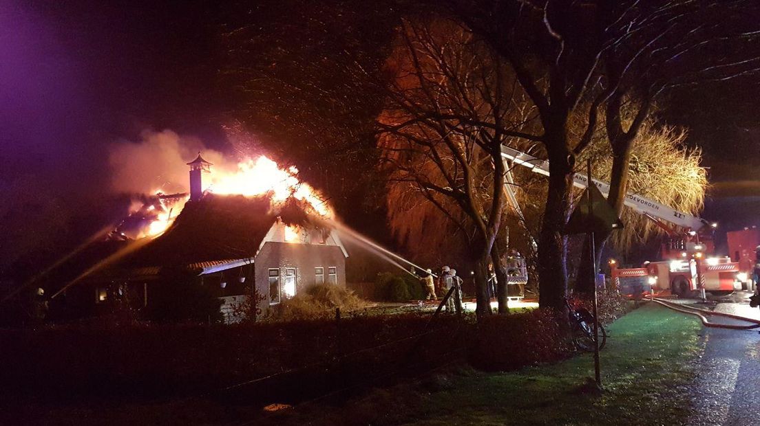 Het dak van een boerderij aan het Stieltjeskanaal staat in brand (Rechten: Persbureau Meter)